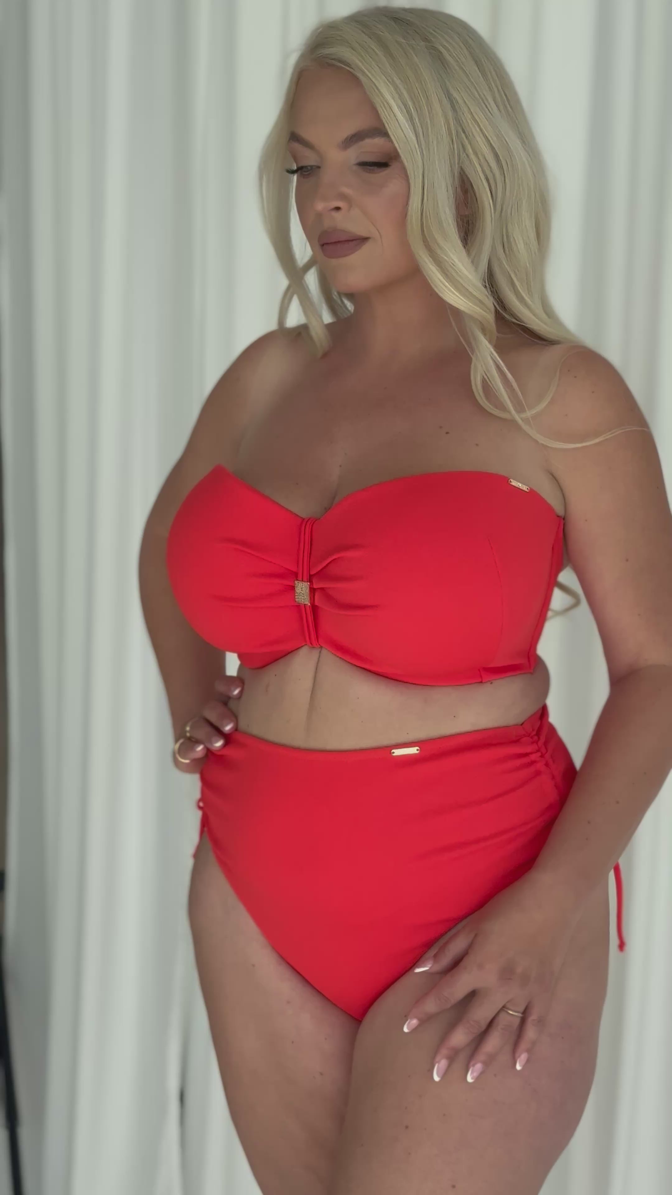 Carica video: Reggiseno Costume a Fascia con Coppe Preformate -KRISLINE CORAL