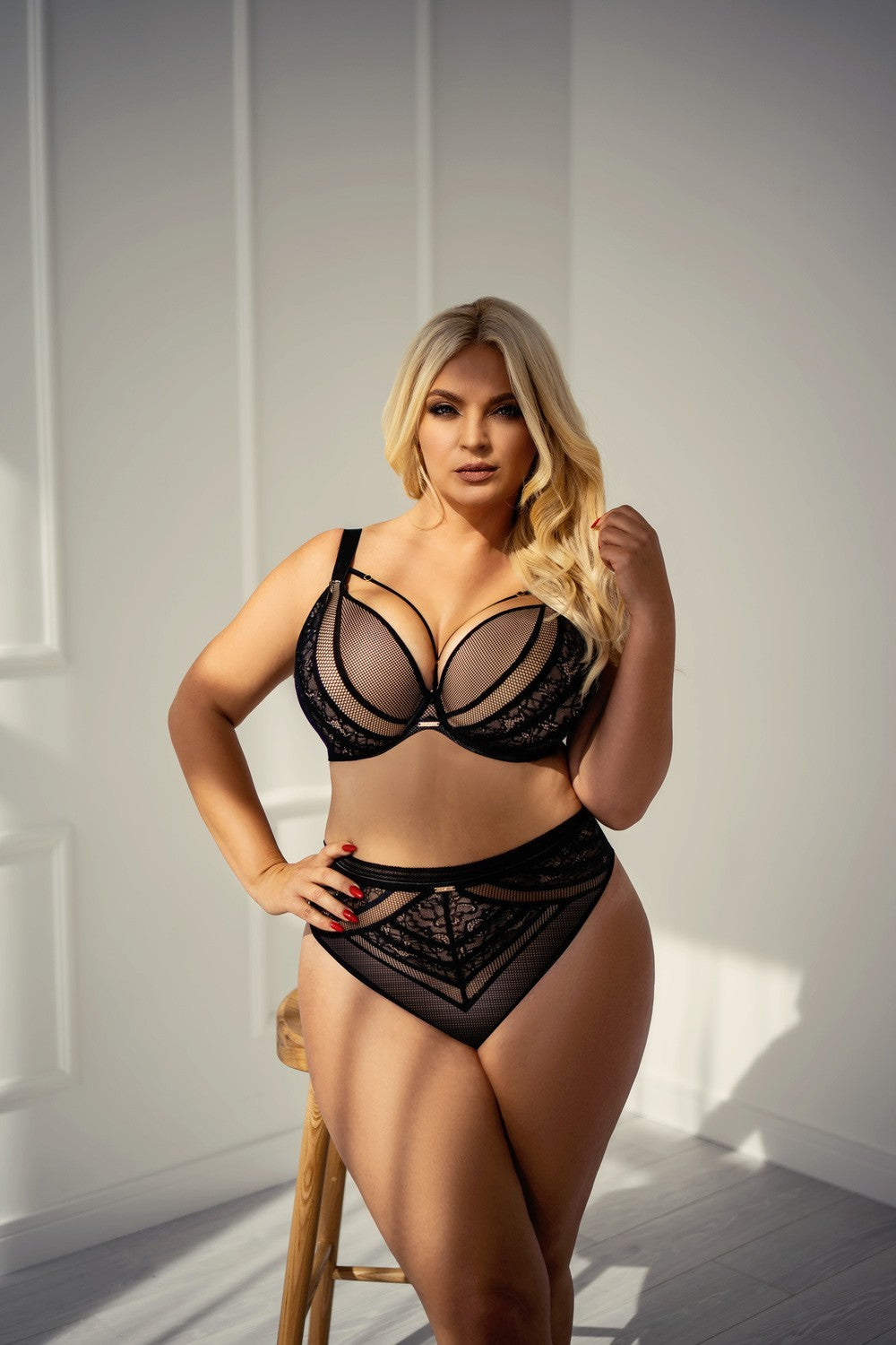 Reggiseno Plus Size con Coppe Preformate , Ferretto e Decorazioni in Tulle E Pizzo - KRISLINE HYPNOTIC