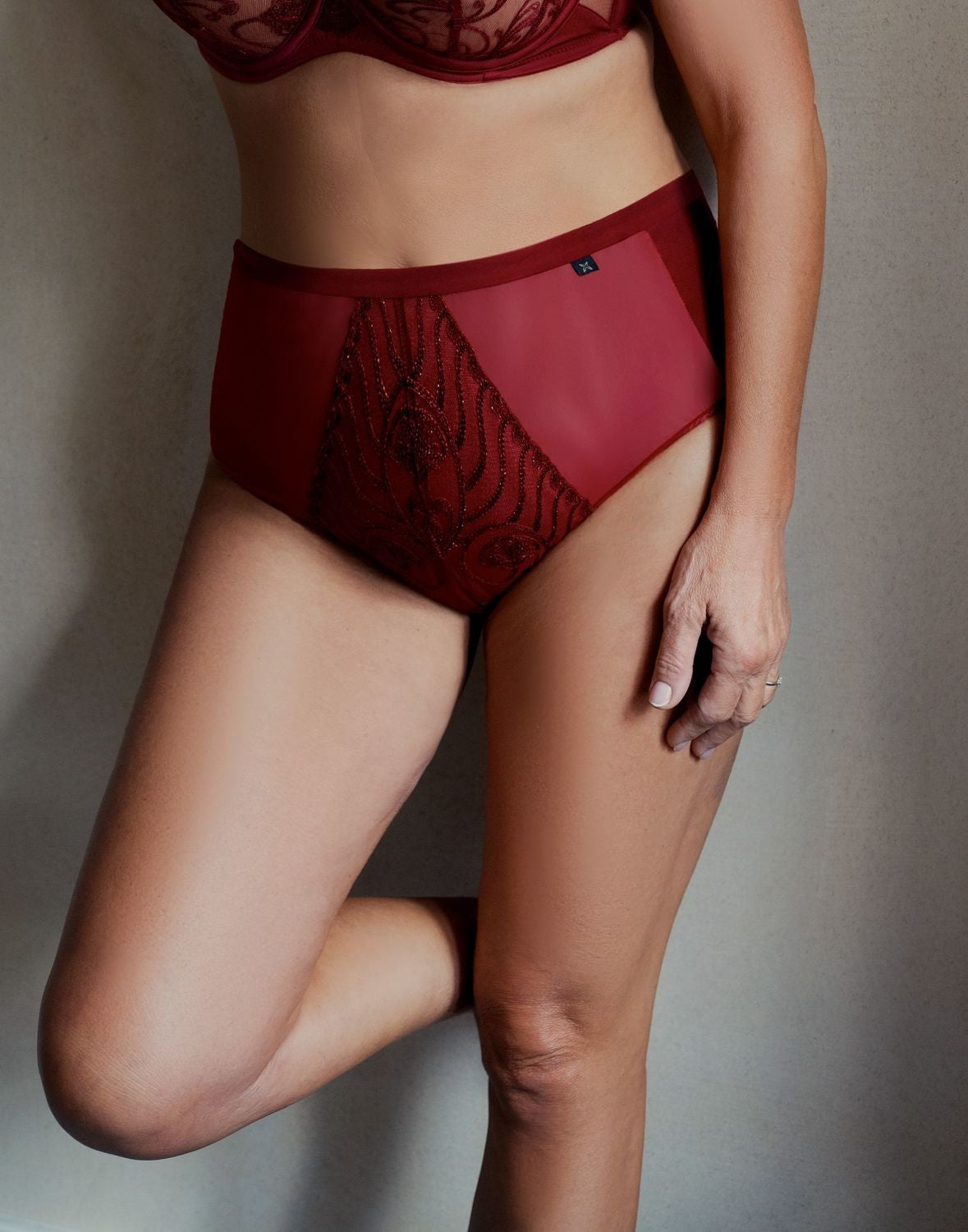 Slip Plus Size dal Taglio Classico a Vita Alta Leggermente Contenitivo, Con Dettagli in Tulle e Pizzo - KRISLINE RUBIN