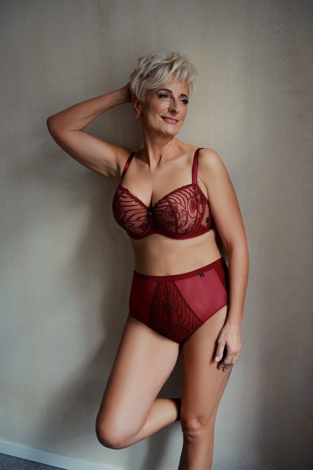 Slip Plus Size dal Taglio Classico a Vita Alta Leggermente Contenitivo, Con Dettagli in Tulle e Pizzo - KRISLINE RUBIN
